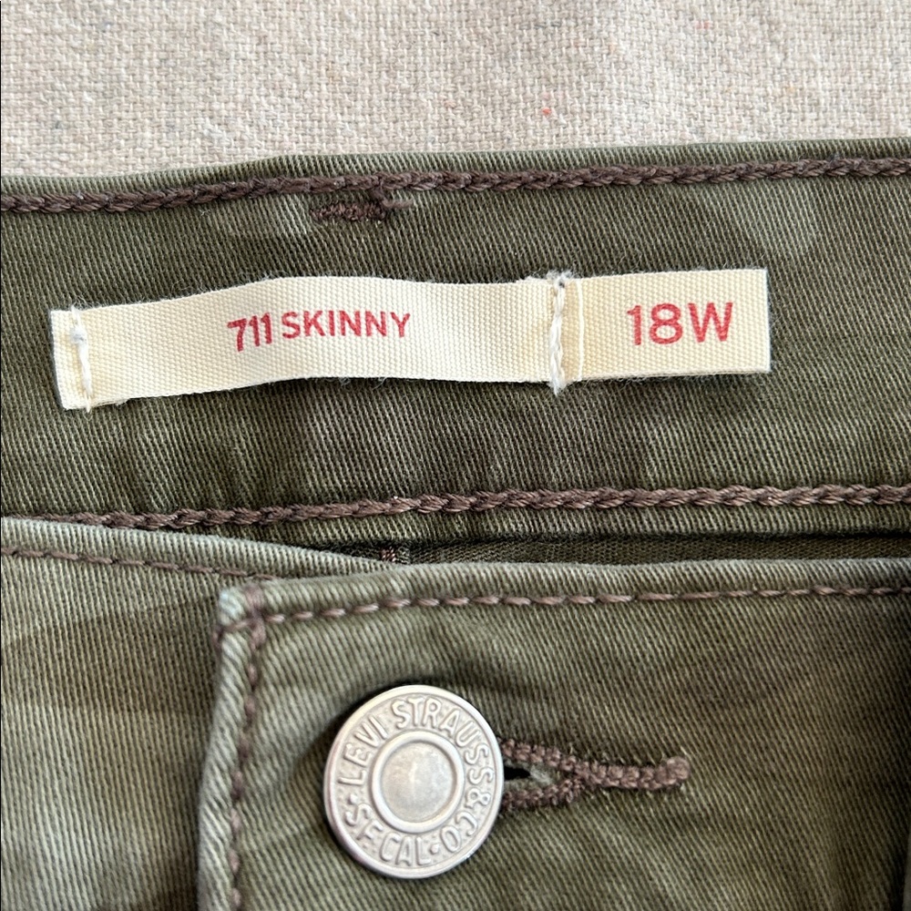 Levi's Women's 18W Green Camouflage Skinny Jeans - Picture 3 of 16